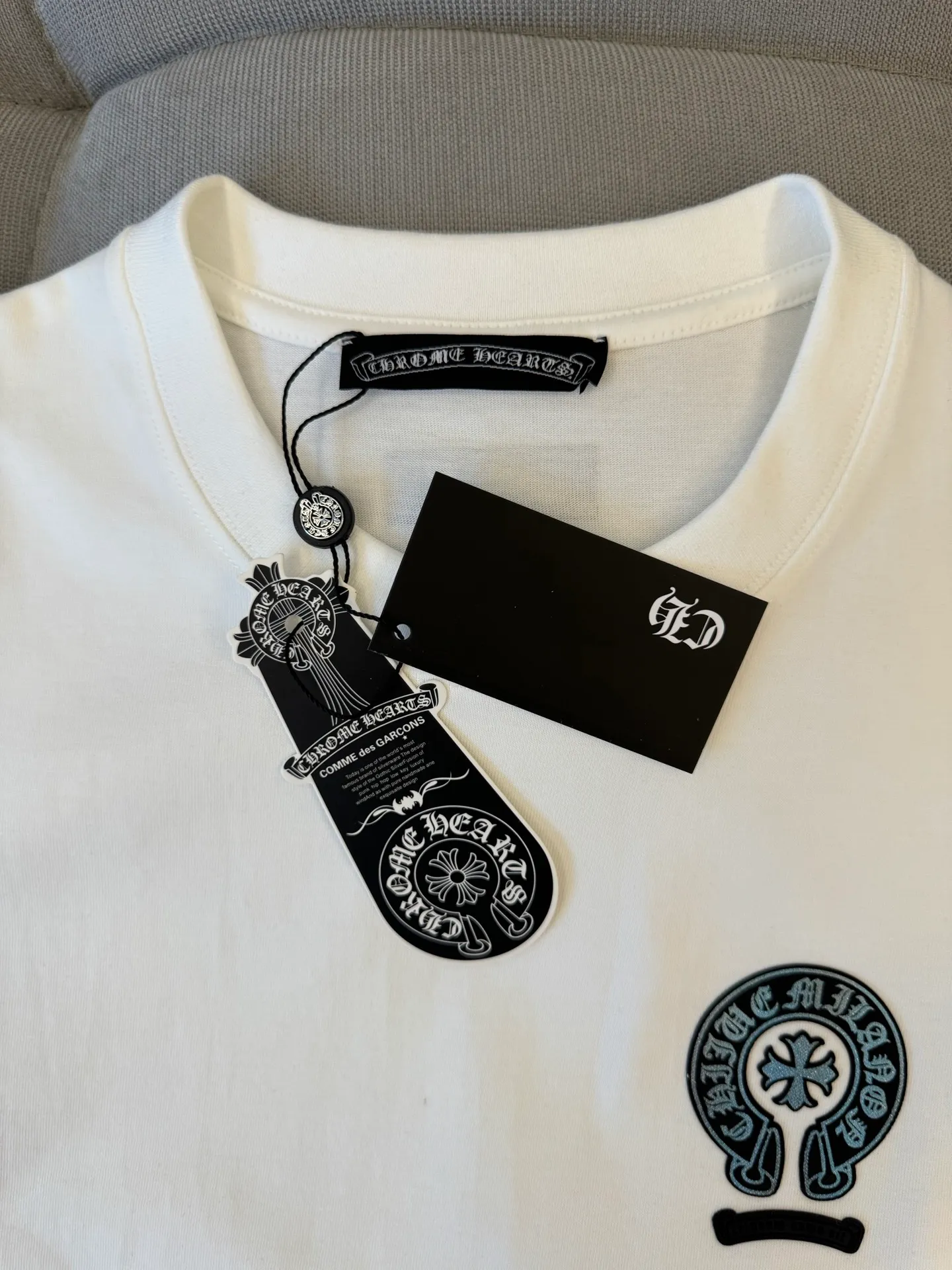 P180 Chrome Hearts unisex short-sleeved T-shirt, light luxury, customized cross logo stamp gradient process, 320g 100% double yarn pure cotton fabric, collar label, hangtag, main mark and three complete labels. Size: S M L XL